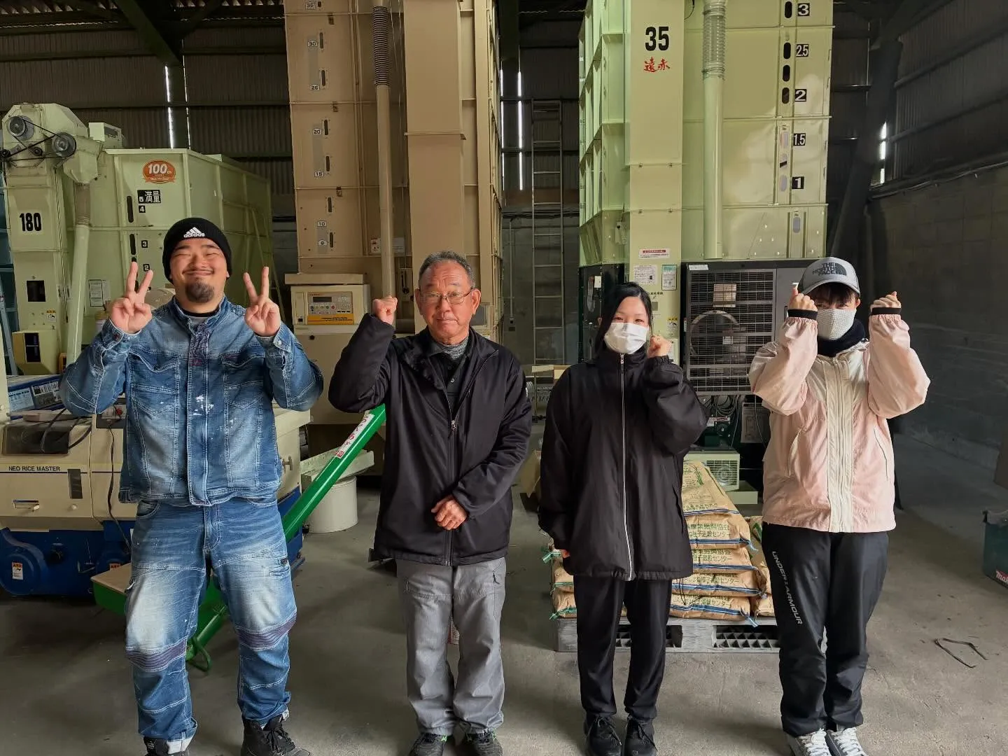 ライスセンターに集まった福広ファームのスタッフ